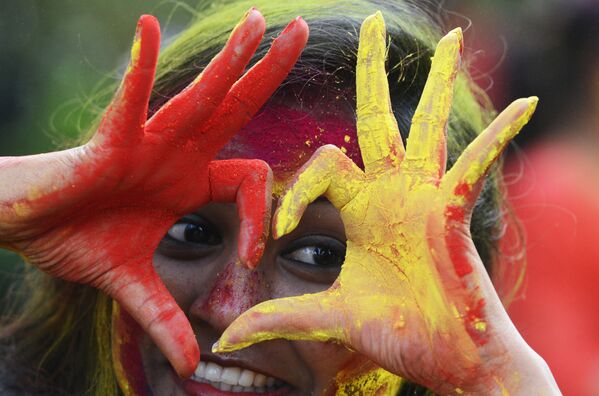 Участница фестиваля Холи в Калькутте, Индия