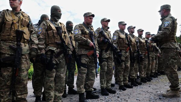 Добровольцы батальона Сич во время отправки в зону вооруженного конфликта на юго-восток Украины
