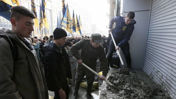 Представители Гражданского корпуса, созданного на базе Азова, замуровывают вход в отделение дочки российского Сбербанка в Киеве, Украина. 13 марта 2017