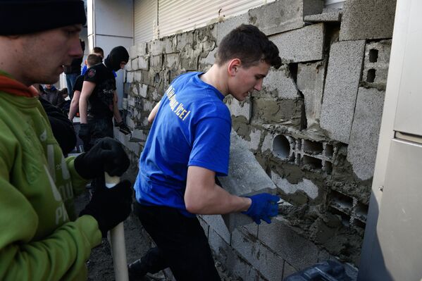 Участники акции закладывают бетонными блоками вход в центральное отделение дочернего предприятия Сбербанка России в Киеве