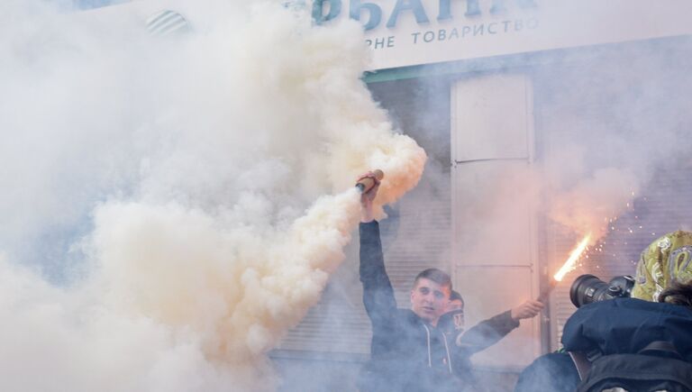 Участники акции у входа в центральное отделение дочернего предприятия Сбербанка России в Киеве. 13 марта 2017