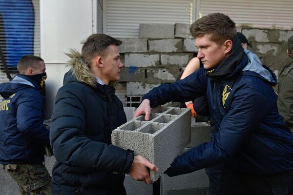 Участники акции закладывают бетонными блоками вход в центральное отделение дочернего предприятия Сбербанка России в Киеве