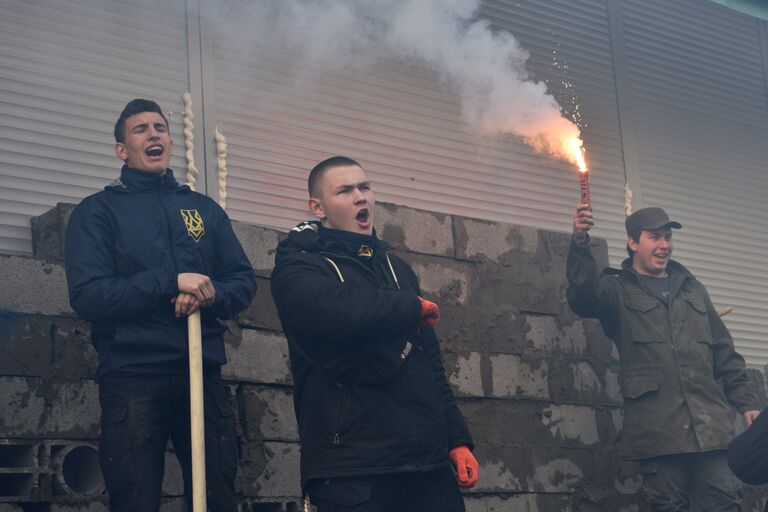 Участники акции у входа в центральное отделение дочернего предприятия Сбербанка России в Киеве