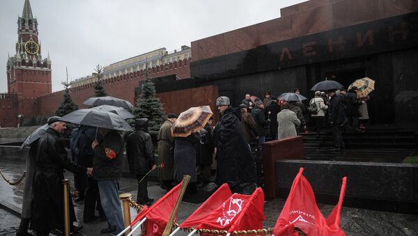 Возложение цветов и венков к мавзолею В.И. Ленина. Архивное фото