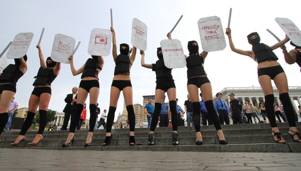 Акция движения FEMEN на площади Независимости в Киеве Акция движения FEMEN на площади Независимости в Киеве