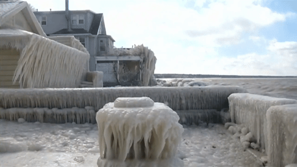 В штате Нью-Йорк дом превратился в глыбу льда