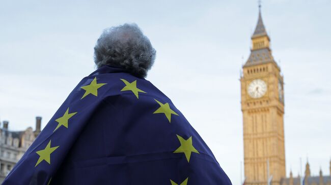 Флаги Евросоюза и Великобритании на фоне колокольни Биг Бен в Лондоне. Архивное фото
