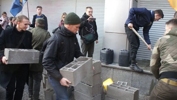 Монтажная пена и бетонные блоки – как в Киеве баррикадировали дочку Сбербанка