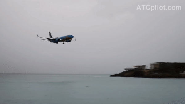 Опасное приземление лайнера на Карибах сняли на видео