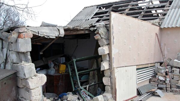 Жилой дом, поврежденный в результате обстрелов в поселке Луганское Донецкой области. Архивное фото