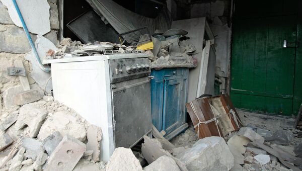 Жилой дом, поврежденный в результате обстрелов в поселке Луганское Донецкой области. Архивное фото
