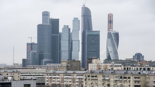 Пятиэтажки на фоне Москва-сити