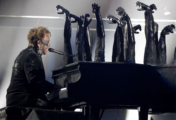 Музыкант Элтон Джон на церемонии вручения премии Грэмми в Лос-Анджелесе, 31 января 2010
