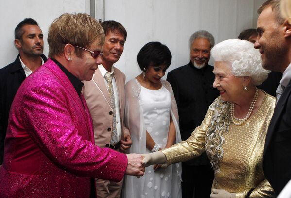Королева Елизавета II встречает сэра Элтона Джона