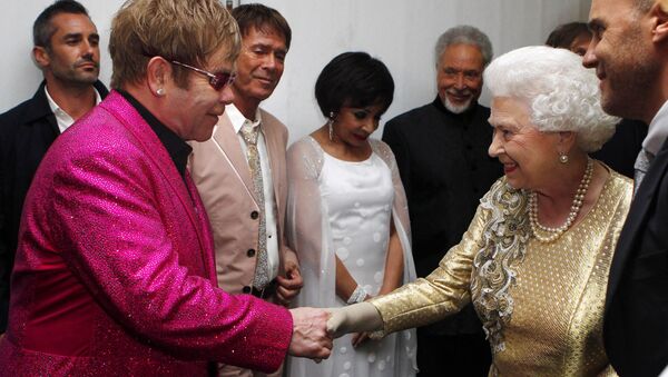 Королева Елизавета II встречает сэра Элтона Джона