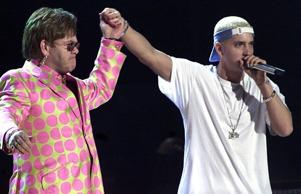 Британский музыкант Элтон Джон и рэп-музыкант Eminem на 43-й ежегодной премии Грэмми, 21 февраля 2001