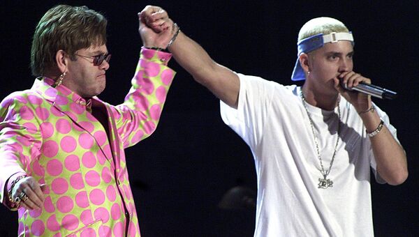 Британский музыкант Элтон Джон и рэп-музыкант Eminem на 43-й ежегодной премии Грэмми, 21 февраля 2001