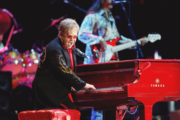 Британский певец Элтон Джон во время концертной программы Red Piano в спорткомплексе Олимпийский в Москве