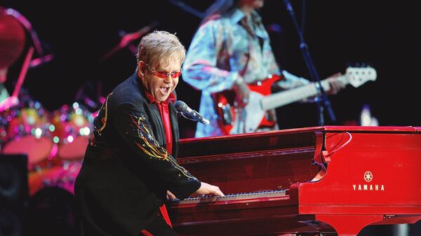 Британский певец Элтон Джон во время концертной программы Red Piano в спорткомплексе Олимпийский в Москве