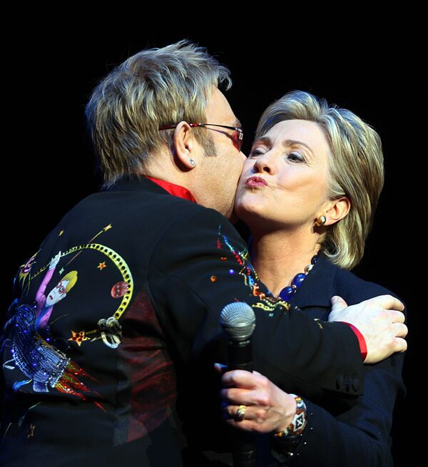 Американский политик, член Демократической партии Хиллари Клинтон и британский музыкант Элтон Джон, 9 апреля 2008