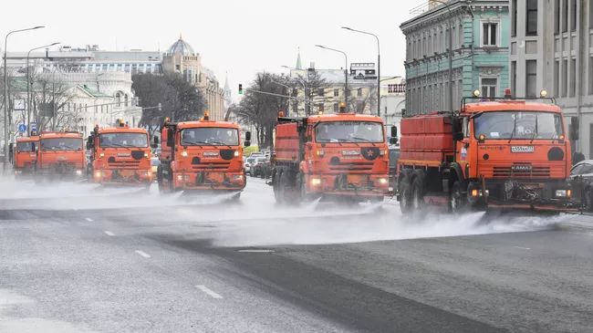 Спецтехника поливает дорогу на улице Новый Арбат в Москве. Архивное фото