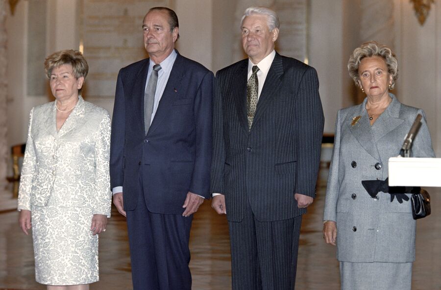 Супруга президента России Наина Ельцина, Жак Ширак, Борис Ельцин и супруга президента Франции Бернадет Ширак во время торжественной встречи в Кремле. 1997 год 