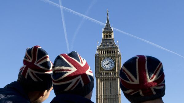 Мужчины в шапках с флагом Великобритании у здания парламента в Лондоне. Архивное фото