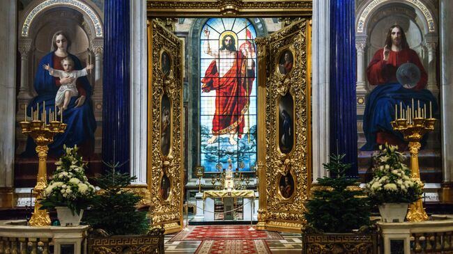 Царские врата Исаакиевского собора. В центре - витраж главного алтаря Воскресение Христа