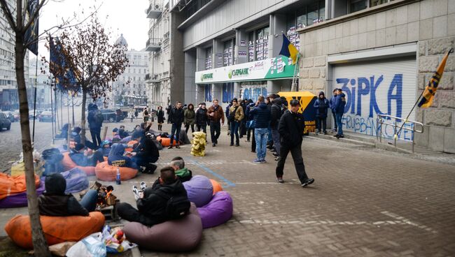 Акция украинских радикалов у здания Сбербанка в Киеве