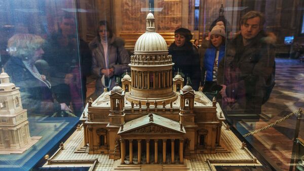 Туристы рассматривают макет Исаакиевского собора