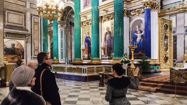 Туристы у главного иконостаса и царских врат в Исаакиевском соборе