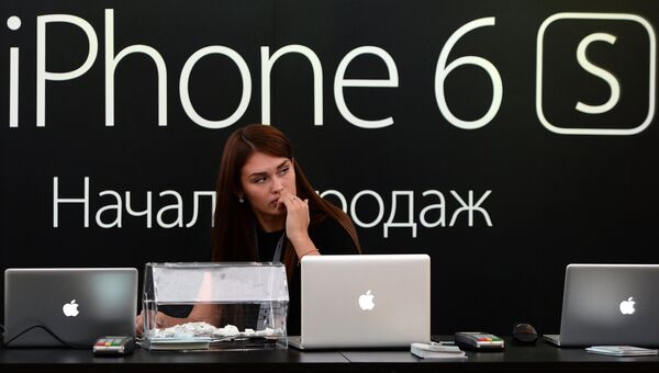 Продажа смартфонов Apple iPhone 6s и iPhone 6s Plus в Москве. Архивное фото