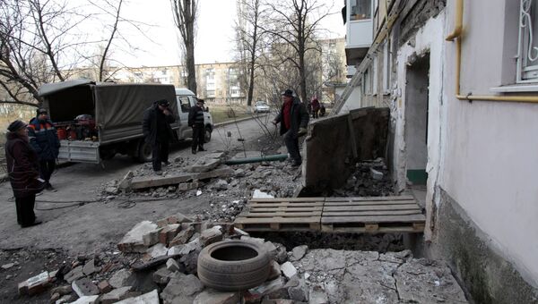 Последствия обстрела многоквартирного жилого дома в Донецкой области. Архивное фото