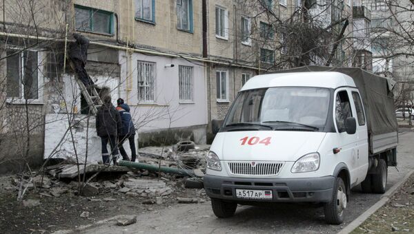 Сотрудники газовой службы ликвидируют последствия обстрела многоквартирного жилого дома в городе Ясиноватая Донецкой области. 15 марта 2017