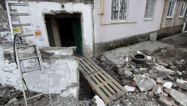 Многоквартирный жилой дом, пострадавший в результате обстрела в Донбассе. Архивное фото
