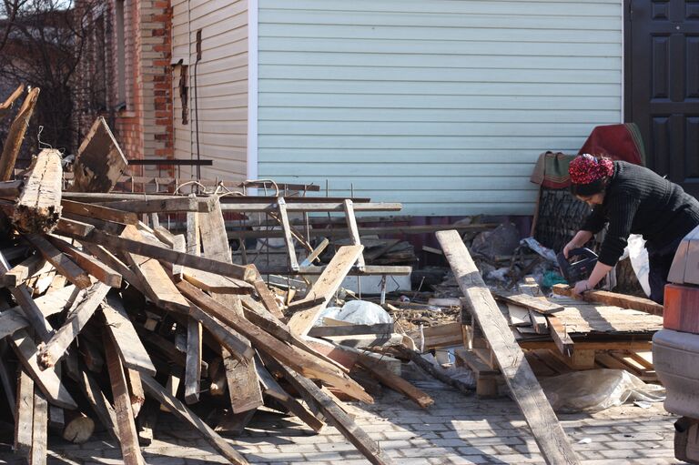 Снесенные дома в цыганском поселке пилят на дрова