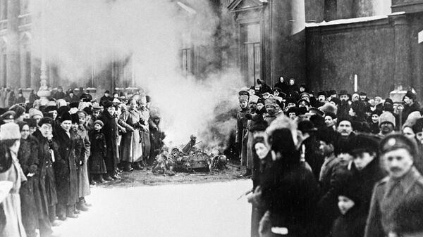 Сожжение государственных символов у Аничкова дворца во время Февральской революции