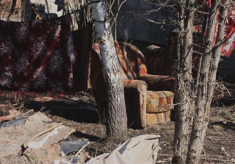 Мебель из снесенных домов тульского поселка Плеханово стоит на улице