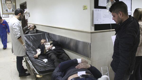 Пострадавшие ожидают оказания медицинской помощи после взрыва у здания Дворца правосудия в Дамаске. 15 марта 2017