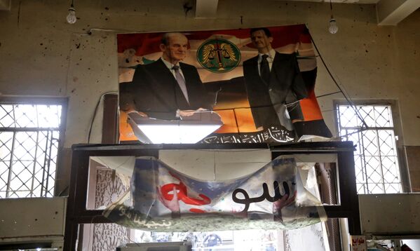 Портреты президента Сирии Башара Асада и бывшего президента Хафеза Асад в Дворце правосудия в Дамаске. 15 марта 2017