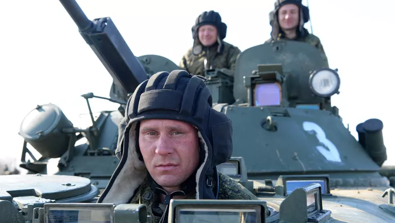 Экипаж БМП-2 во время индивидуальной гонки экипажей БМП в рамках всеармейского конкурса Танковый биатлон-2017 в Хабаровском крае Экипаж БМП-2 во время индивидуальной гонки экипажей БМП в рамках всеармейского конкурса Танковый биатлон-2017 в Хабаровском крае