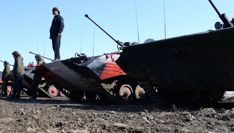 Экипажи БМП-2 во время индивидуальной гонки экипажей БМП в рамках всеармейского конкурса Танковый биатлон-2017 в Хабаровском крае