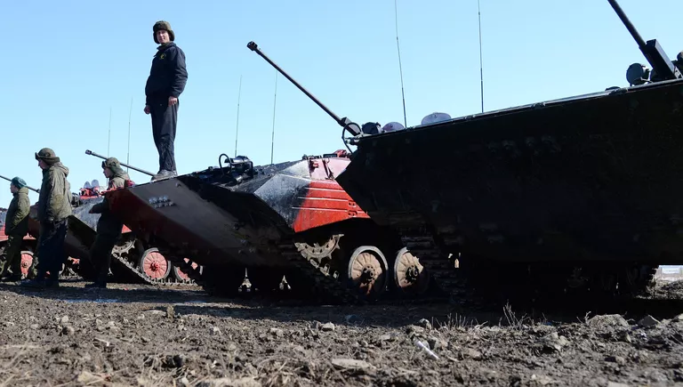 Экипажи БМП-2 во время индивидуальной гонки экипажей БМП в рамках всеармейского конкурса Танковый биатлон-2017 в Хабаровском крае Экипажи БМП-2 во время индивидуальной гонки экипажей БМП в рамках всеармейского конкурса Танковый биатлон-2017 в Хабаровском крае