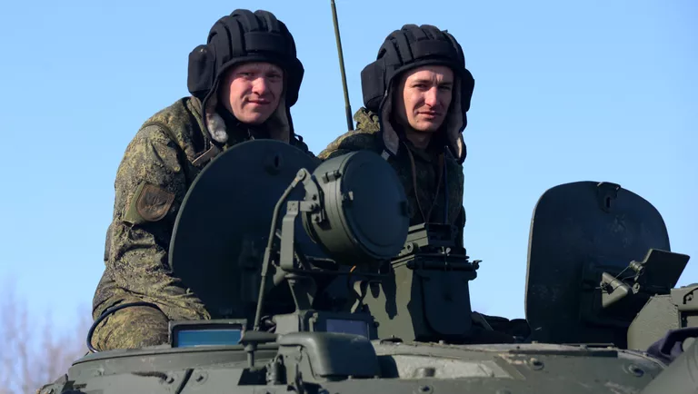 Военнослужащие во время индивидуальной гонки экипажей БМП в рамках всеармейского конкурса Танковый биатлон-2017 в Хабаровском крае Военнослужащие во время индивидуальной гонки экипажей БМП в рамках всеармейского конкурса Танковый биатлон-2017 в Хабаровском крае