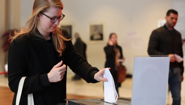 Девушка голосует на избирательном участке в Амстердаме во время парламентских выборов в Нидерландах. Архивное фото