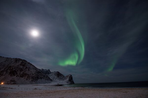 Северное сияние в небе над Унстадом, Норвегия