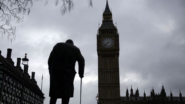 Памятник Уинстону Черчиллю у здания Парламента в Лондоне. Архивное фото