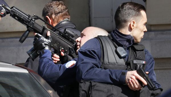 Сотрудники полиции у здания МВФ в Париже, где произошел взрыв. 16 марта 2017
