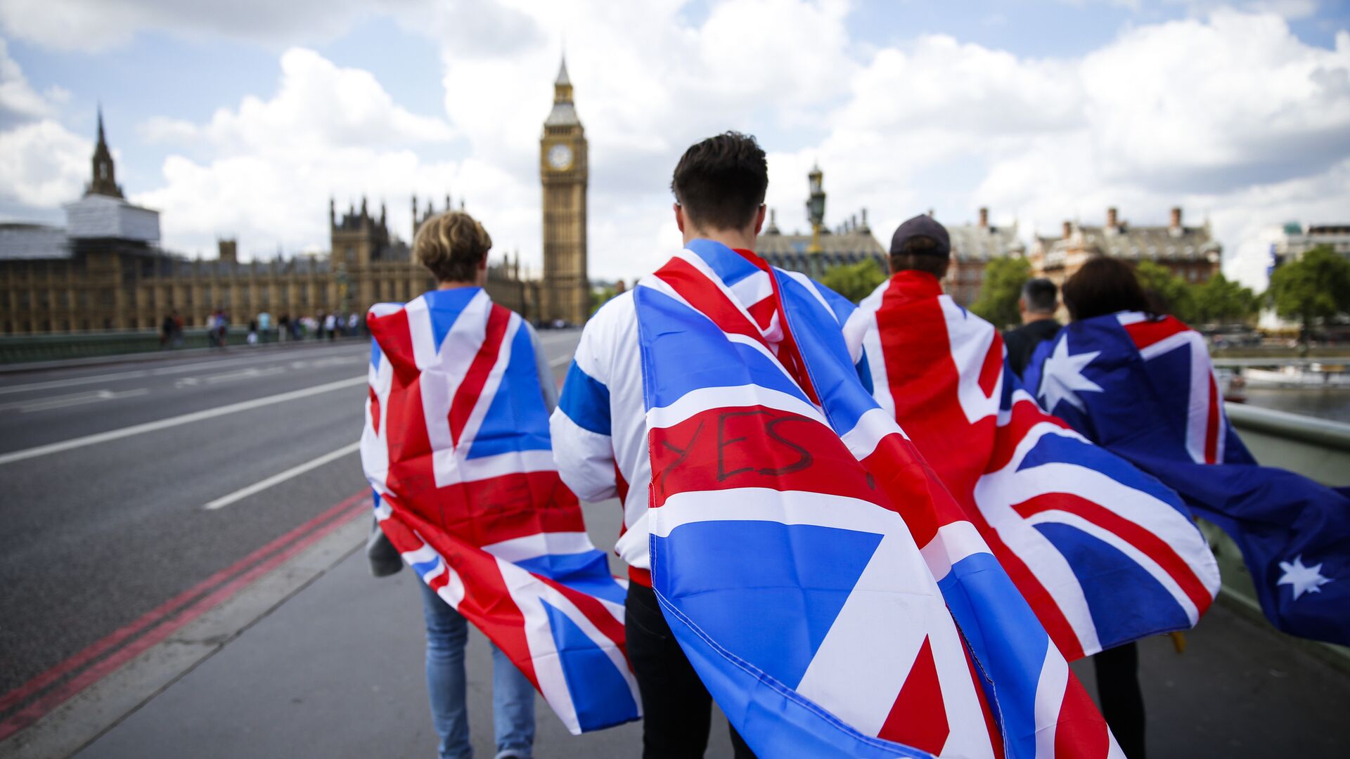 Люди с флагами Великобритании на Вестминстерском мосту в Лондоне - РИА Новости, 1920, 15.02.2021