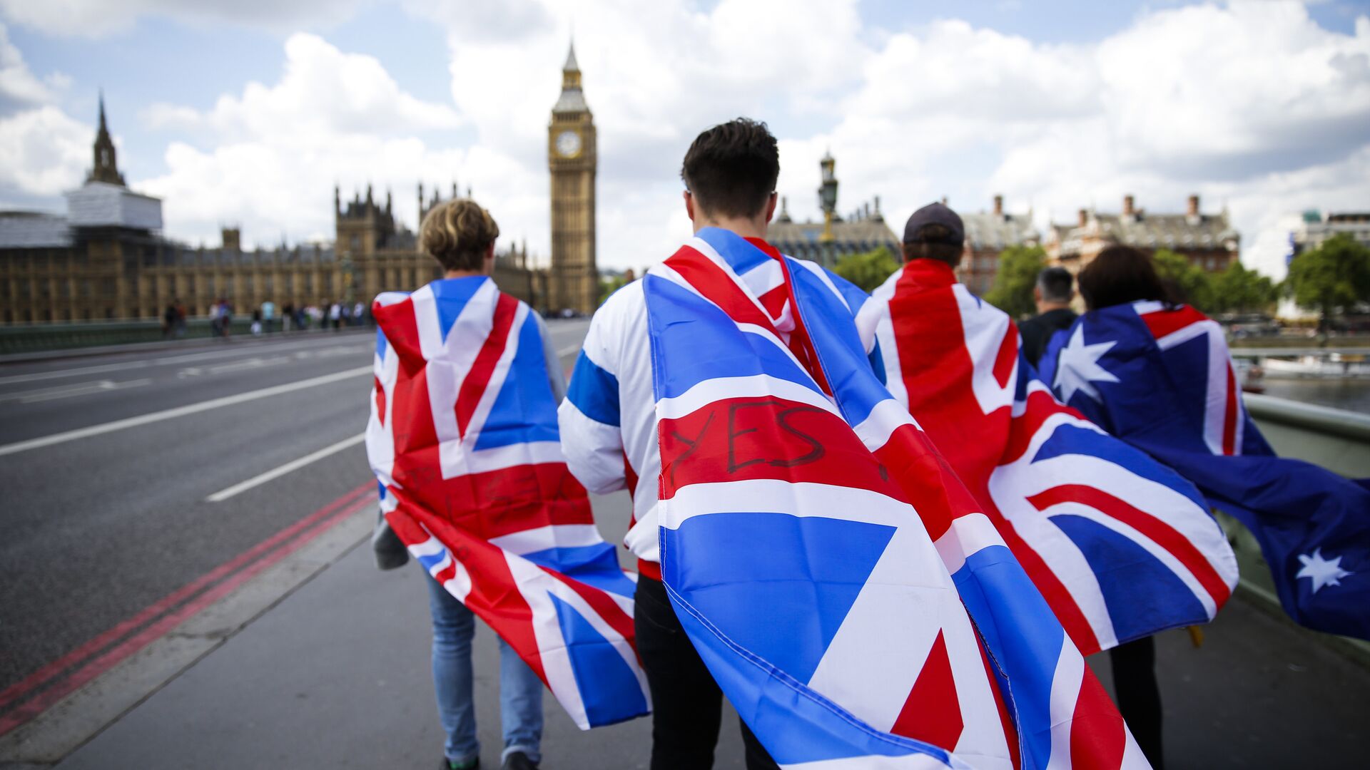 Люди с флагами Великобритании на Вестминстерском мосту в Лондоне - РИА Новости, 1920, 15.02.2021